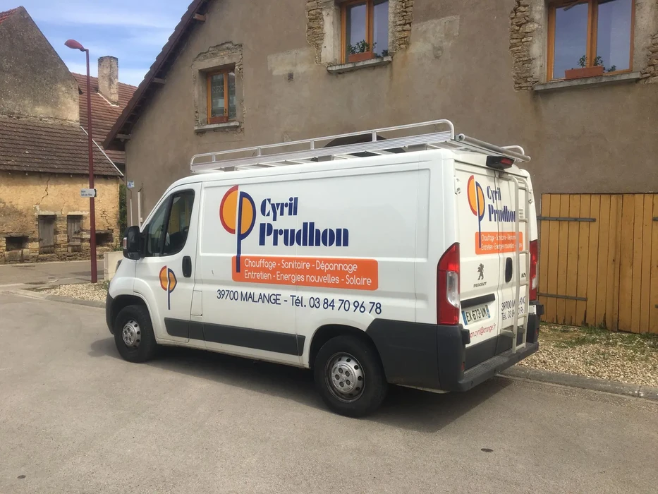 Fourgonnette utilitaire blanche Peugeot Boxer stationnée en milieu rural français