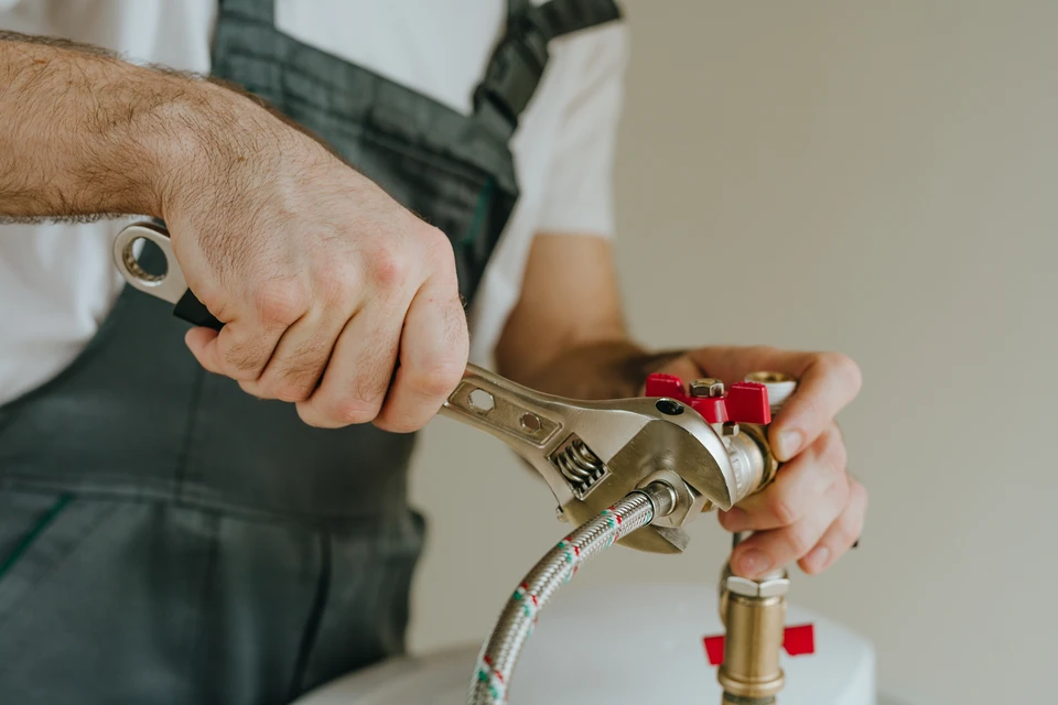travailleur installant une chaudière de chauffage central à gaz à domicile