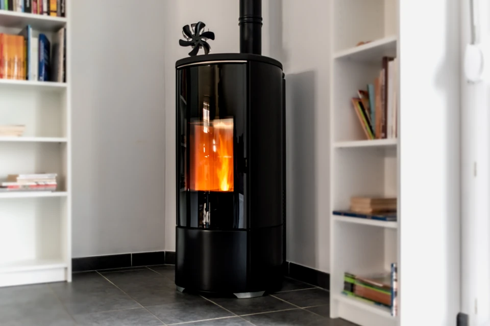 Mains humaines tenant des granulés de bois dans un environnement industriel ou commercial, geste de présentation du produit énergétique