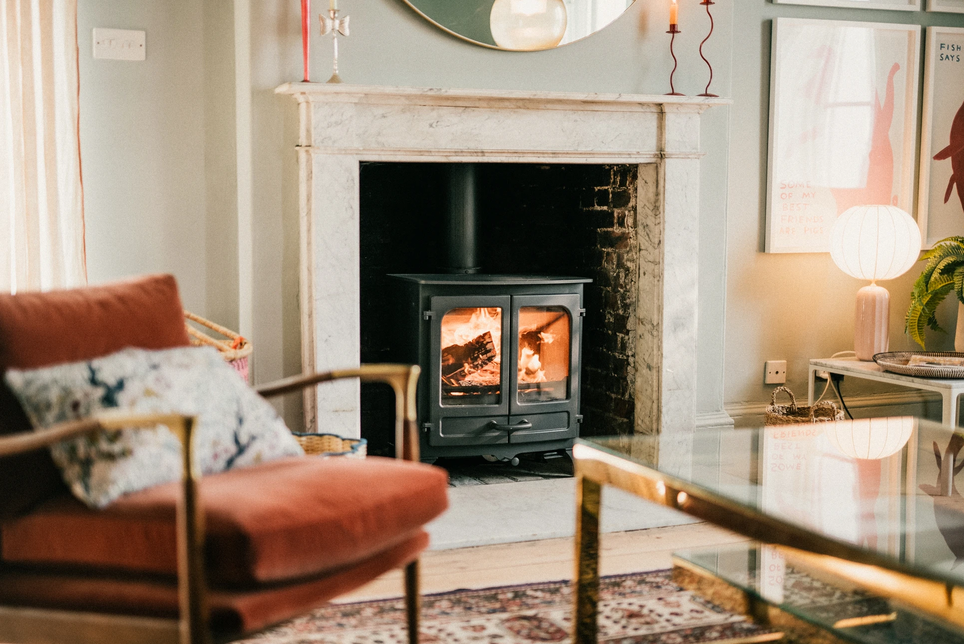Intérieur moderne avec poêle à bois en fonctionnement, flammes visibles dans le foyer