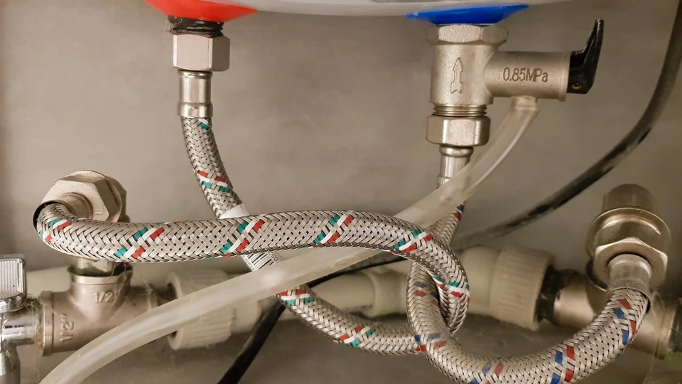 Intérieur d'un local technique avec installation de plomberie et chauffage